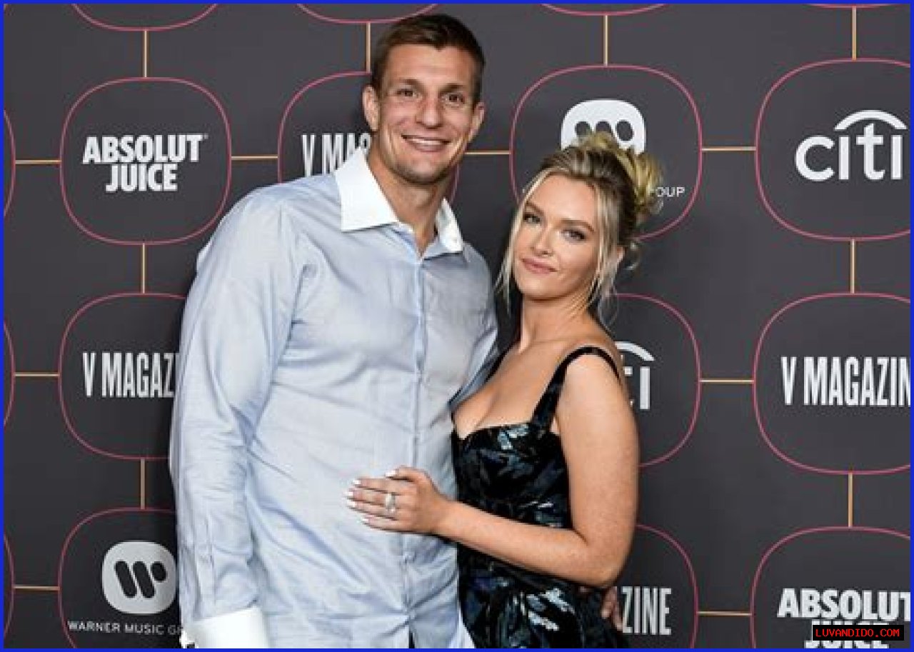 Rob Gronkowski's girlfriend Camille Kostek Biography- Model, Salary, Net worth, Earnings, Married, Relationship, Affair, Dating, Age, Height, Family, Career, Boyfriend, Properties
