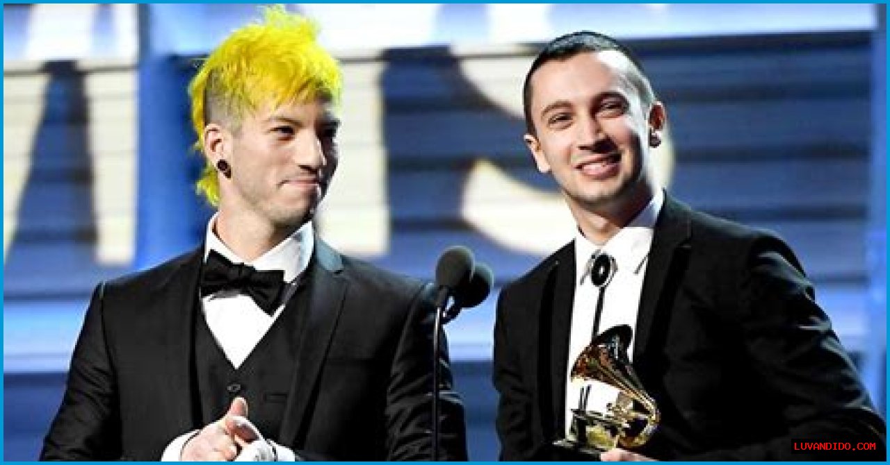 Twenty One Pilots Ditch Their Pants to Accept Grammy